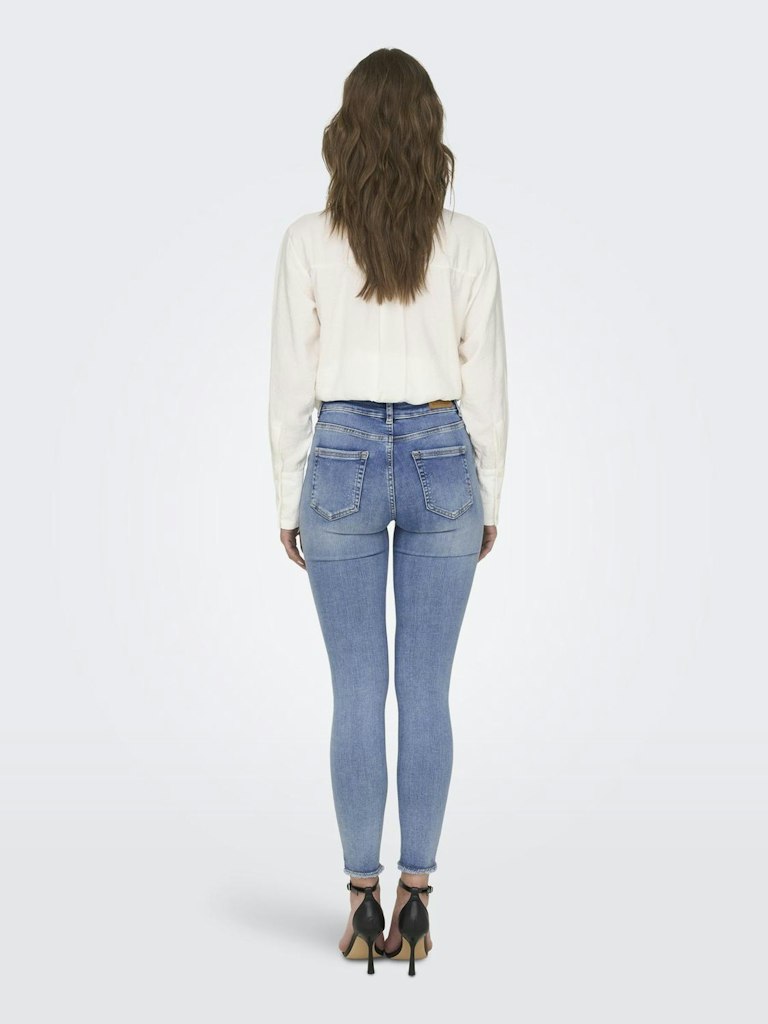 ONLY_FallWinter2023_light-blue-denim_15223417_4.jpg
