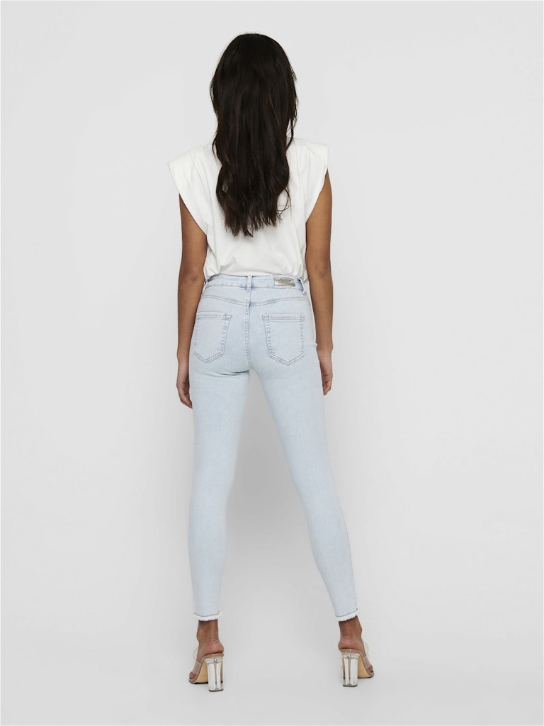 ONLY_SpringSummer2024_light-blue-denim_15223448_4.jpg